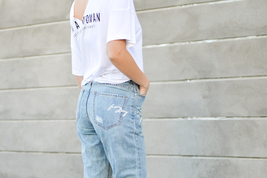 Boyfriendy z dziurami: Modny trend w męskiej modzie