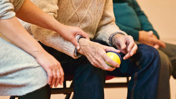 Opieka nad seniorem z demencją – 5 wskazówek, które pomogą w codziennej pracy