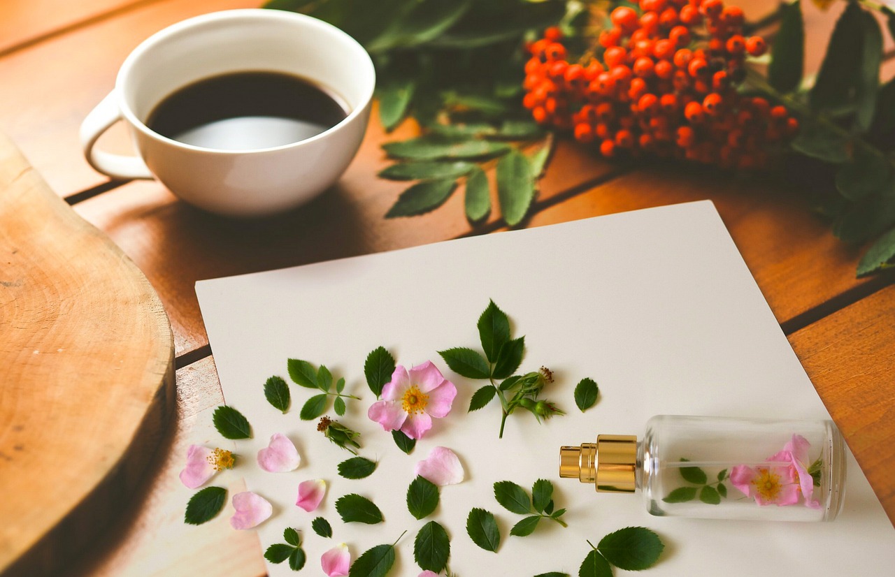 Zapach, który poprawia humor – 5 perfum idealnych na gorszy dzień