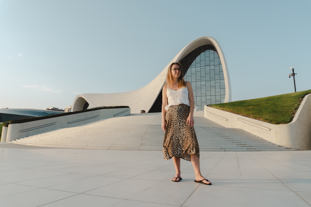 Asymetryczna spódnica stylizacje: moda z charakterem